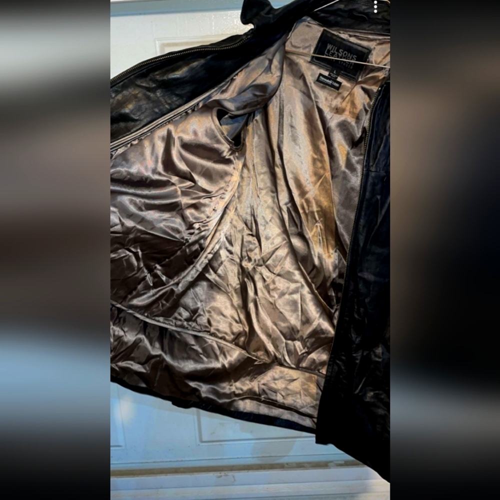 Black leather jacket size large from the brand Wilsons Leather Pelle studio